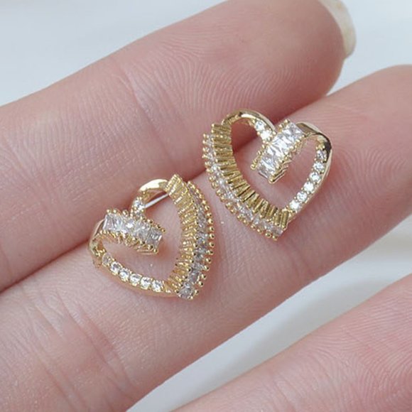 NEW 14K Gold Plated Diamond Heart Earrings a - Picture 1 of 7